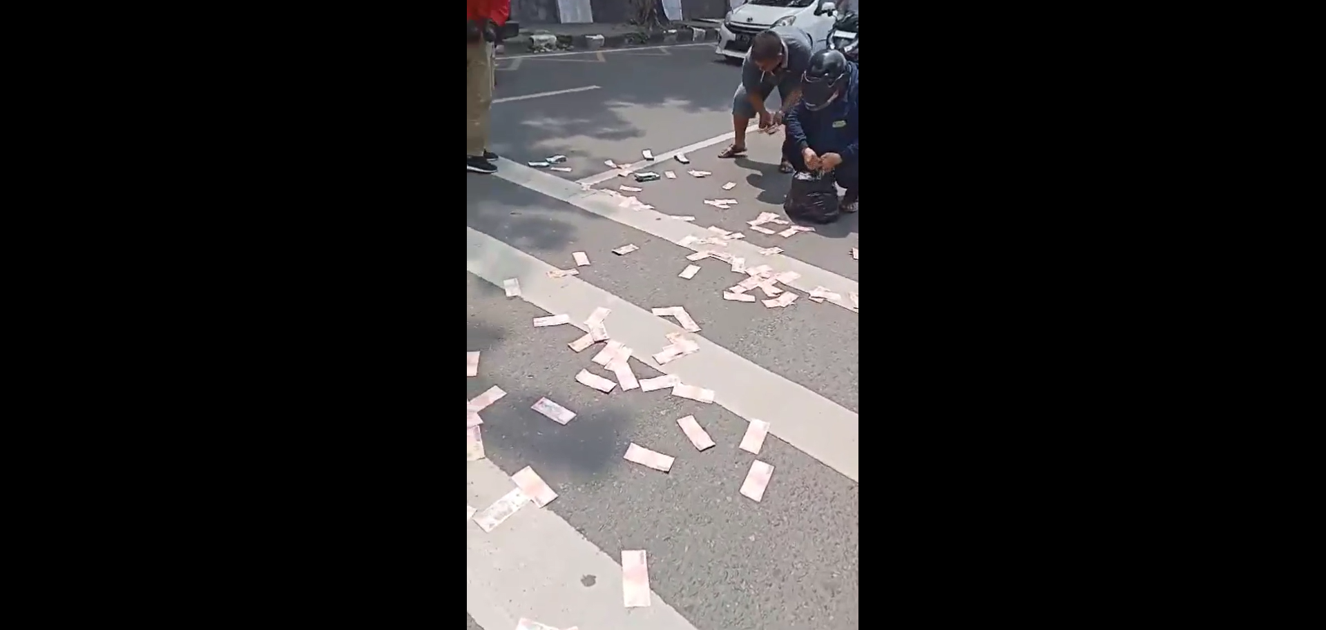 Viral! Uang Pecahan Rp100,000,- Tercecer di Medan