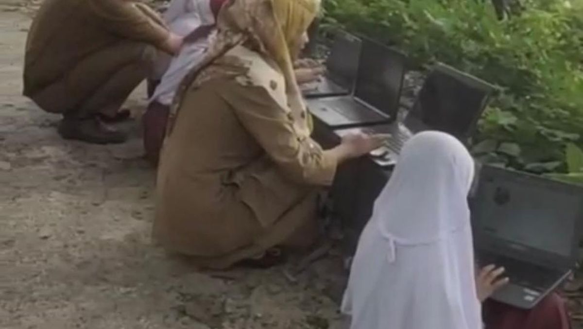 Kesulitan Internet, Siswa di Agam Ujian ANBK di Atas Bukit