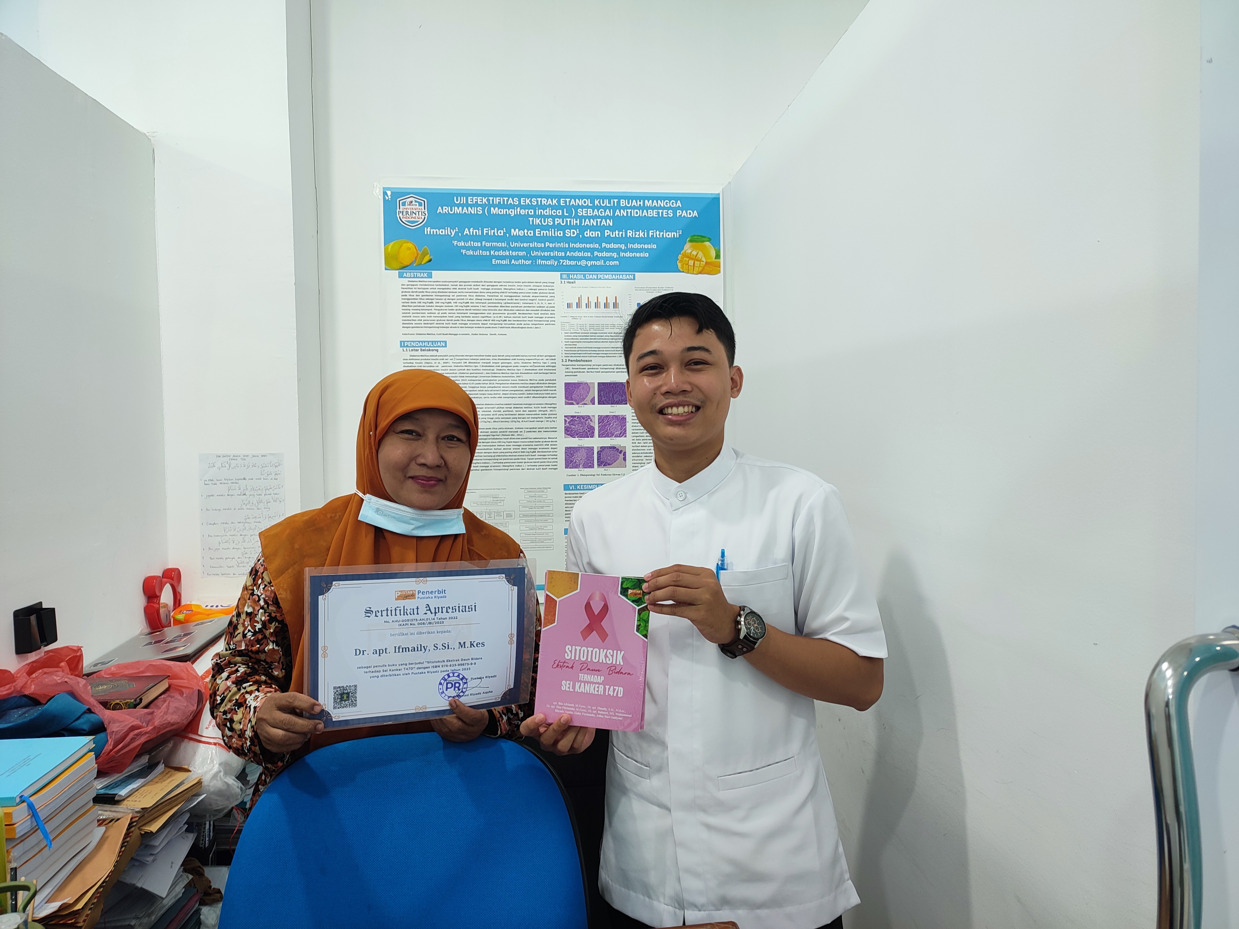 Kolaborasi Dosen dan Mahasiswa Farmasi UPERTIS Hasilkan Buku