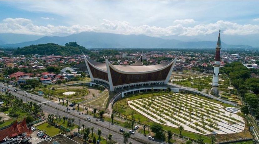 SALAH SATU MASJID DENGAN ARSITEKTUR TERBAIK, INI DIA MASJID RAYA SUMBAR
