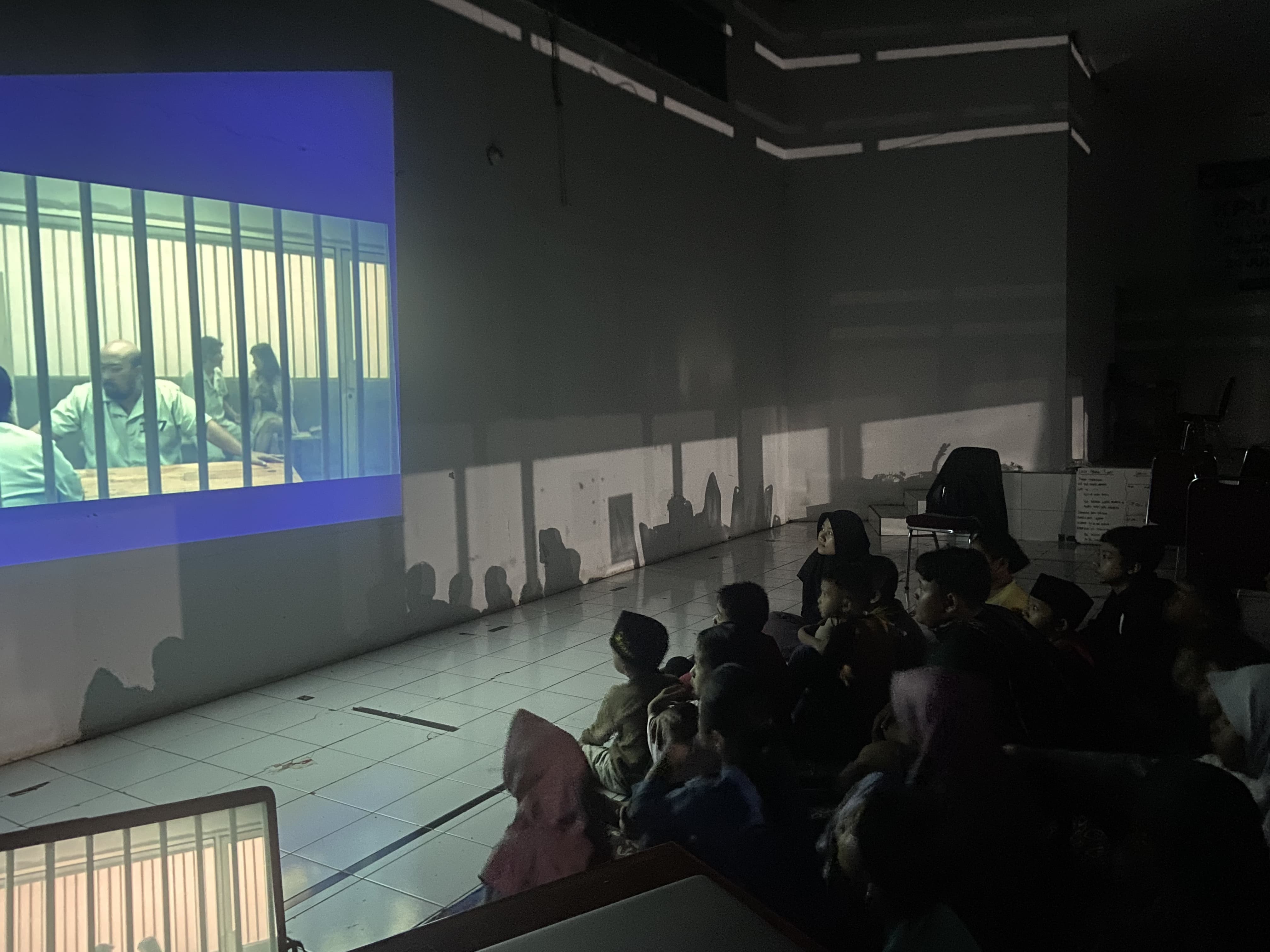 Mahasiswa KKN UIN Walisongo Ajak Anak-anak Renungkan Hidup Lewat Film Miracle In Cell