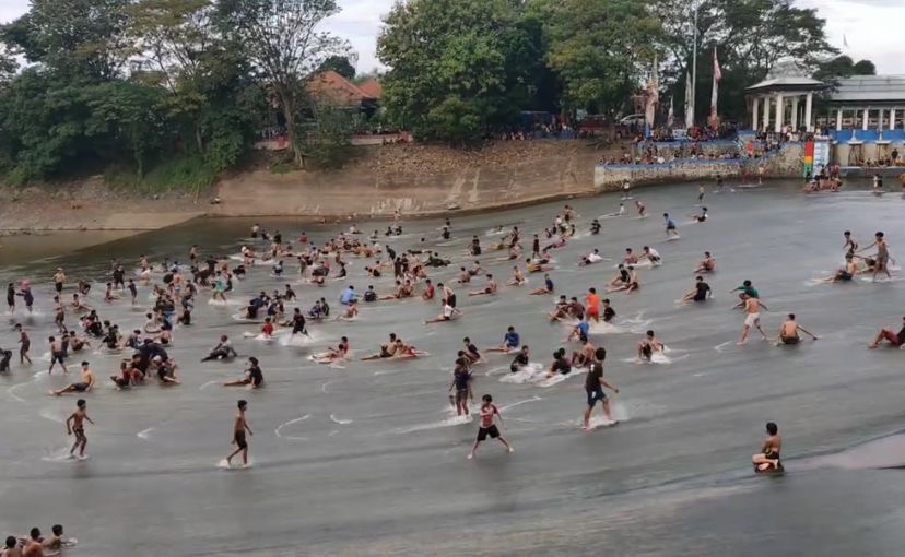 BANJIR KANAL BARAT (BKB) SEMARANG JADI WATERBOOM DADAKAN TIAP SORE HARI