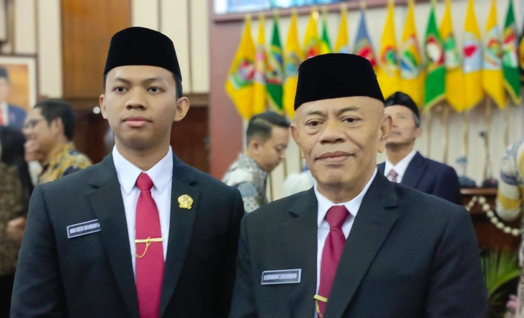 Duo Ayah-Anak Resmi Dilantik di DPRD Jateng, Sang Anak Masih Duduk di Bangku Kuliah Semester 5!