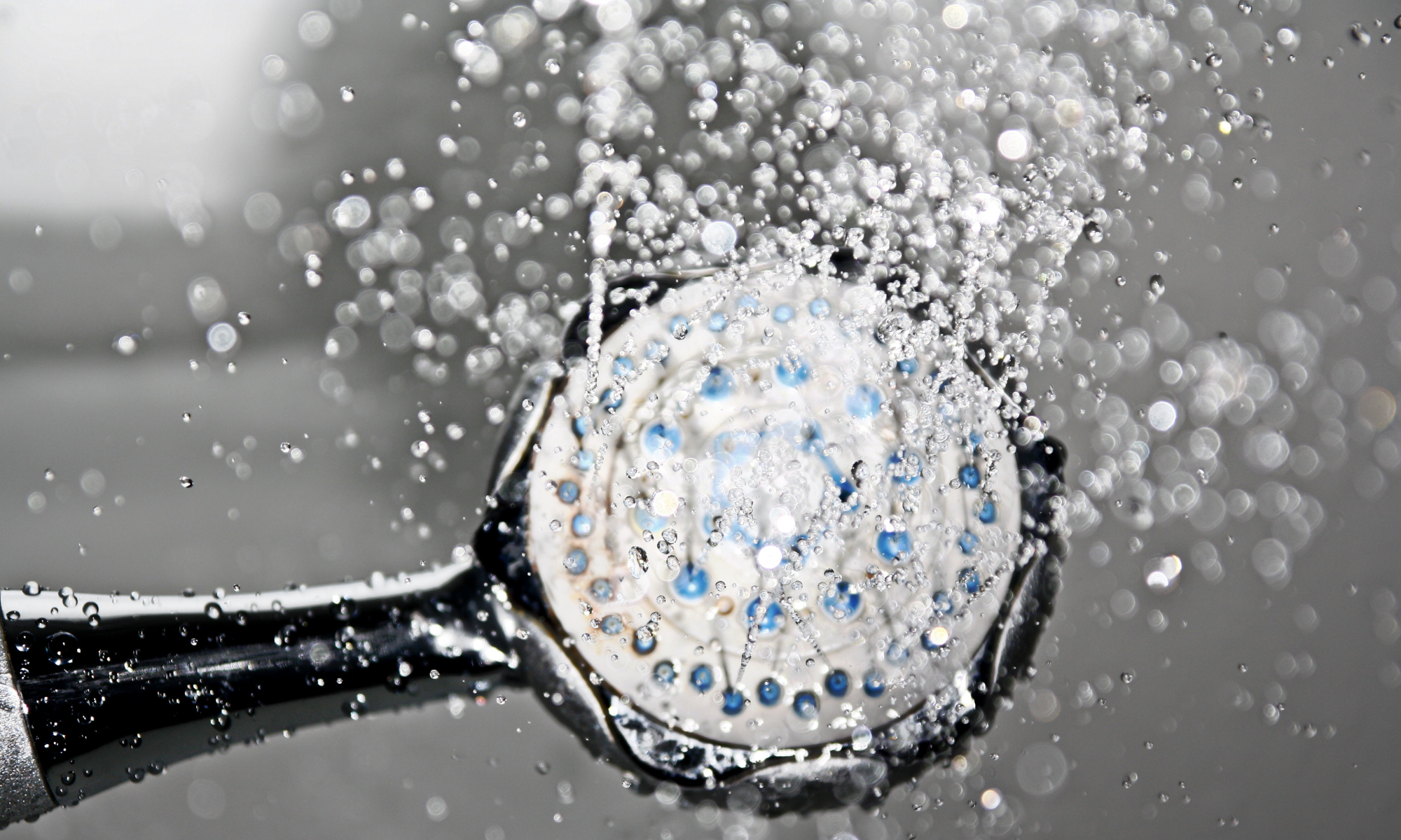 Mandi Malam: Risiko Kesehatan dan Fakta di Baliknya