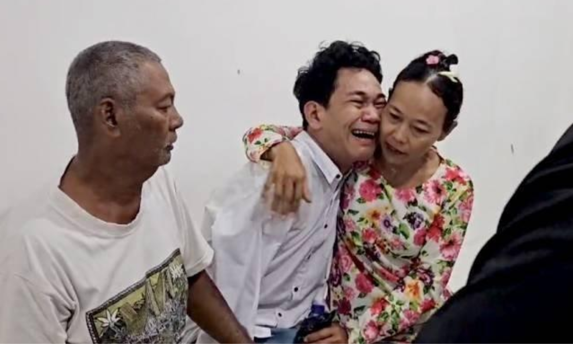 Drama Tak Terduga di Pengadilan! Ibunda Agus Disabilitas Pingsan Setelah Sidang pengadilan, Kepalanya Terbentur Keras