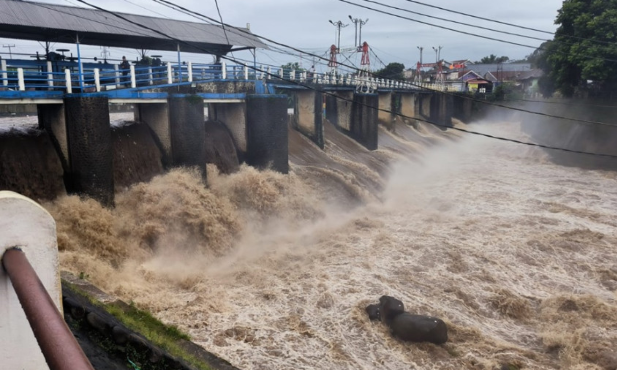 Hujan Deras di Puncak, Bendung Katulampa Siaga 4: Warga Diminta Waspada