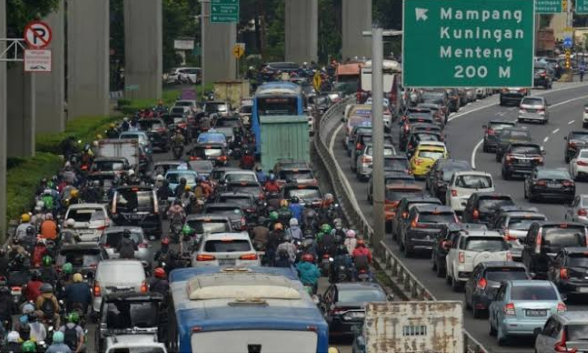 Bikin Geram! 2 Pria Ngamuk dan Rusak Mobil di Tengah Kemacetan
