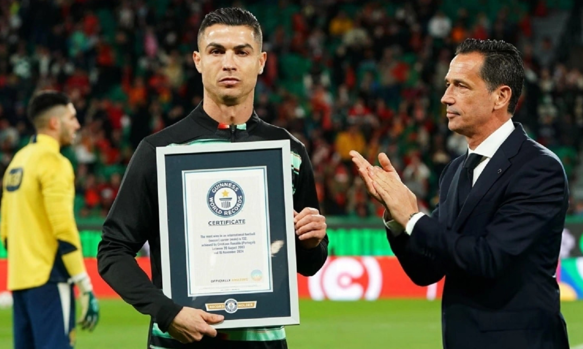 Cristiano Ronaldo Terima Penghargaan Guinness World Record, Lalu Cetak Gol ke-929