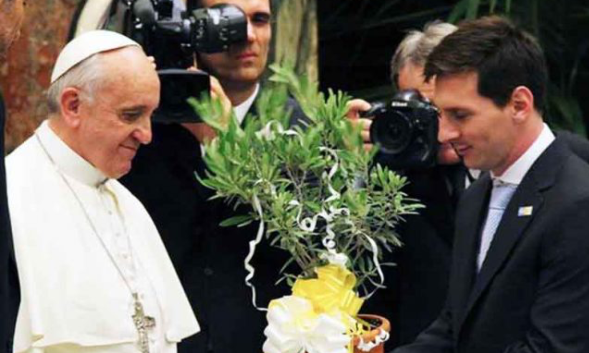 1 Paus, 1 Bintang Sepak Bola, dan Ribuan Doa dari Seluruh Dunia