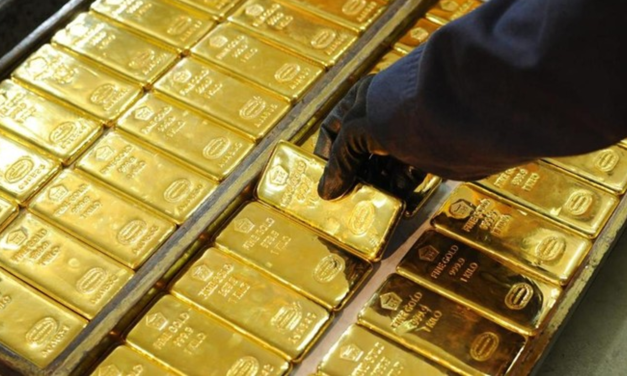 Harga Emas 2025  Tembus Rekor Lagi! Apa Kaitan Tarif Film Asing dan Trump?