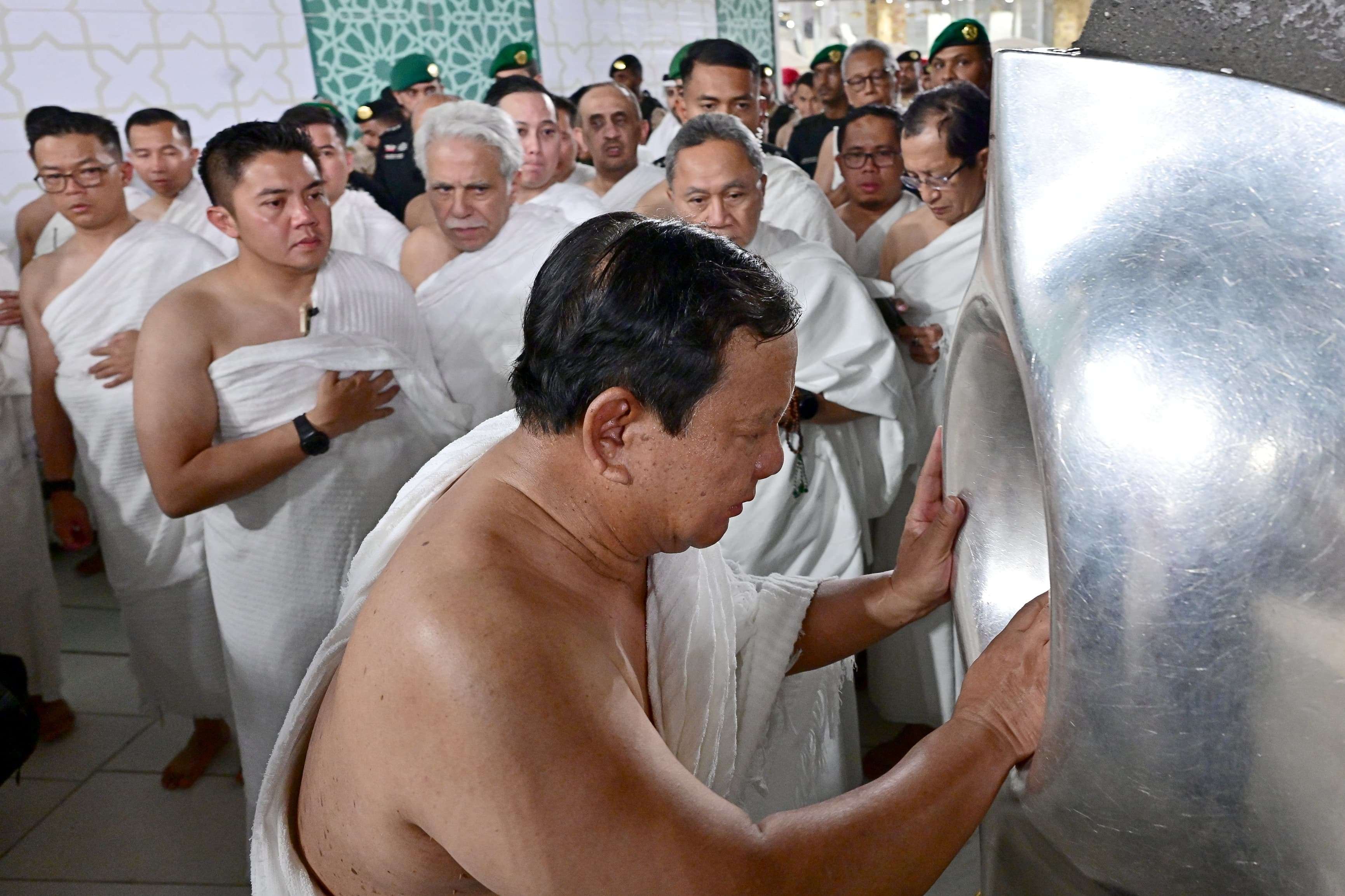 Presiden Prabowo Cium Hajar Aswad dan Disambut Hangat Jemaah Indonesia