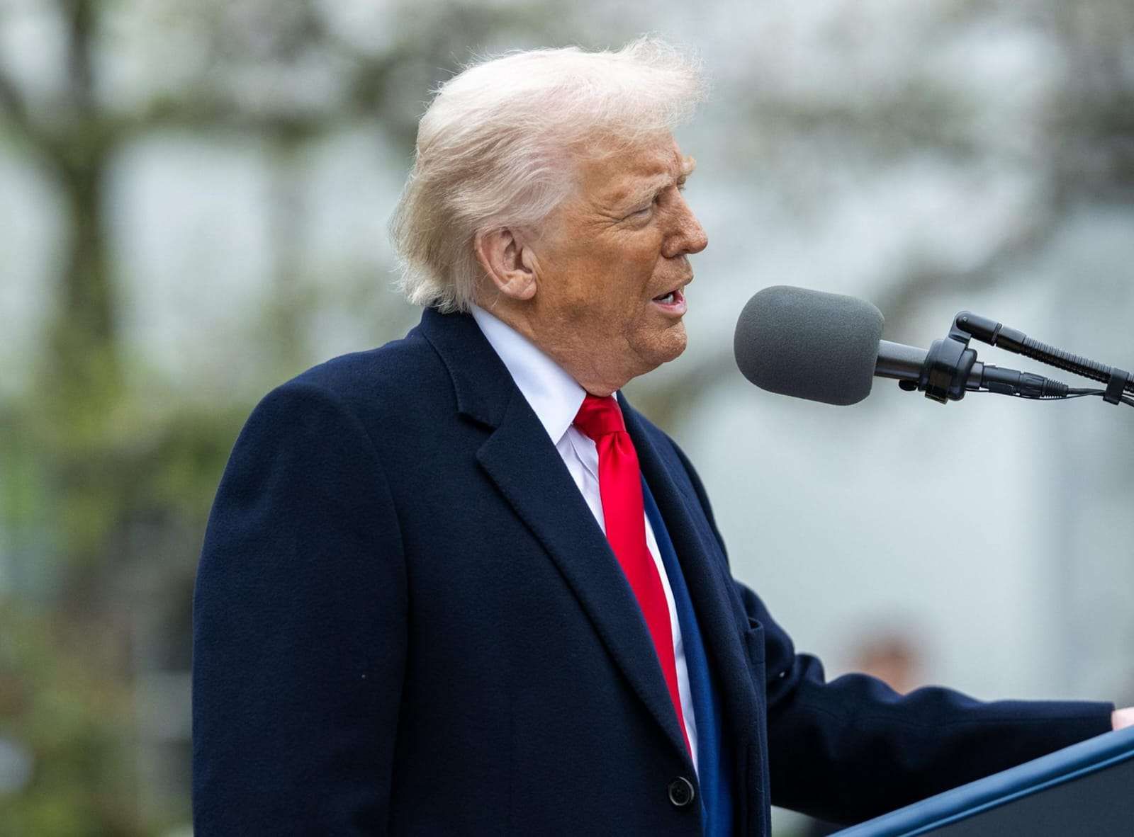 Trump Kirim 200 Surat Tarif Impor: Dunia Dagang di Ambang Gejolak Baru