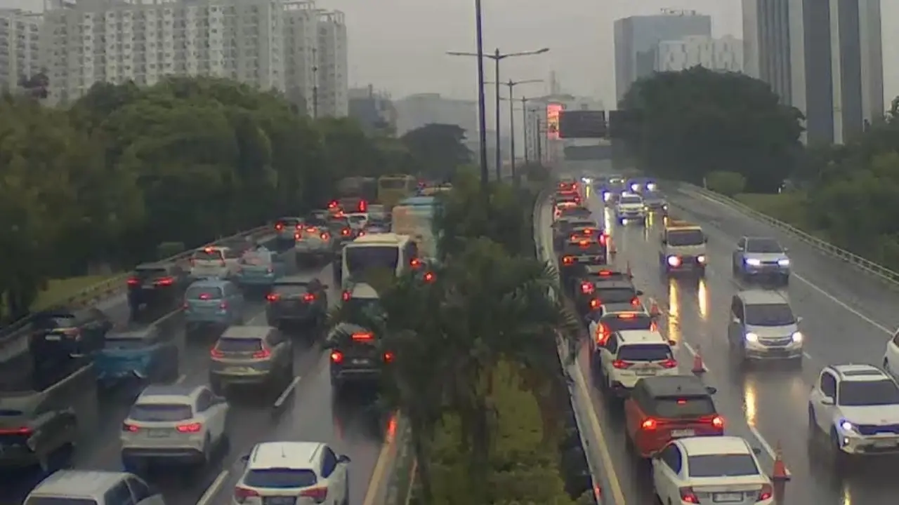 Update Cuaca: Hujan Guyur Jakarta Sejak Subuh, 7 Titik Lalin Padat!