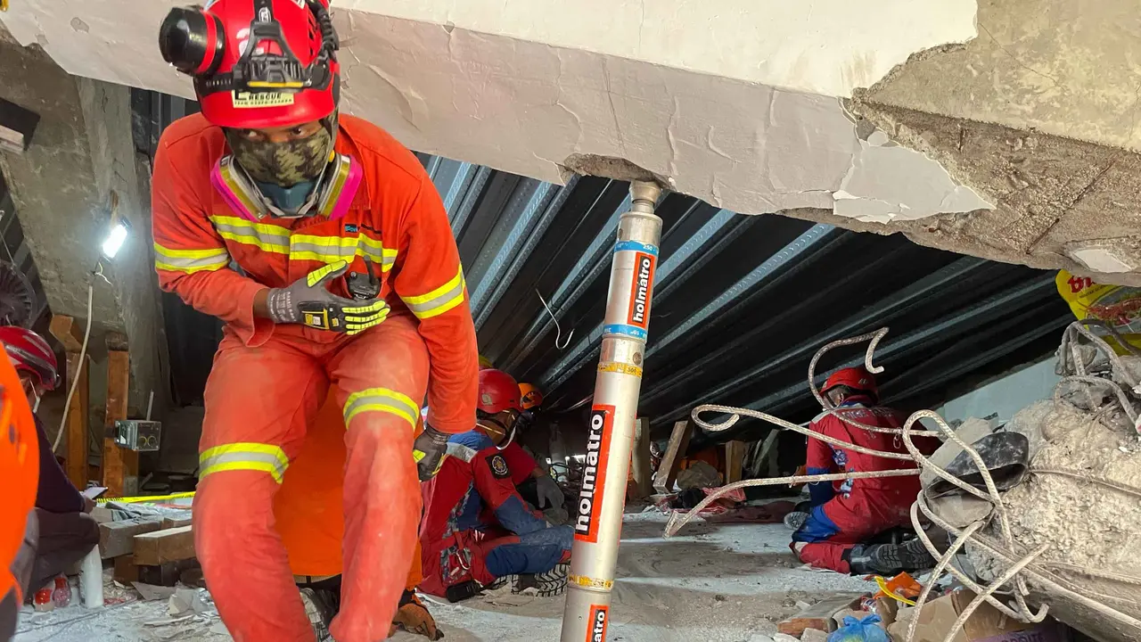 Tragedi Ponpes Roboh: 61 Orang Tewas, 167 Korban Terdampak â€” Fakta Mengejutkan