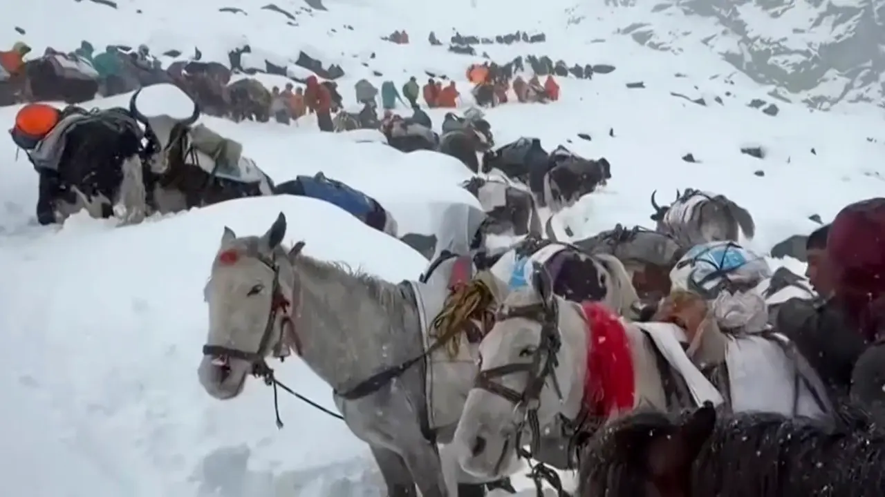 580 Pendaki Dievakuasi dari Everest: Anomali Cuaca Tewaskan 2 Orang &amp; Guncang Himalaya