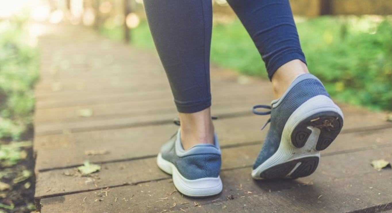 7 Fakta Jalan Kaki Pagi vs Sore, Mana Lebih Efektif Bakar Kalori & Jaga Jantung?