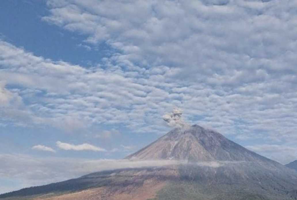 3 Kali Erupsi Pagi Ini: Gunung Semeru Lontarkan Awan Panas Setinggi 900 Meter