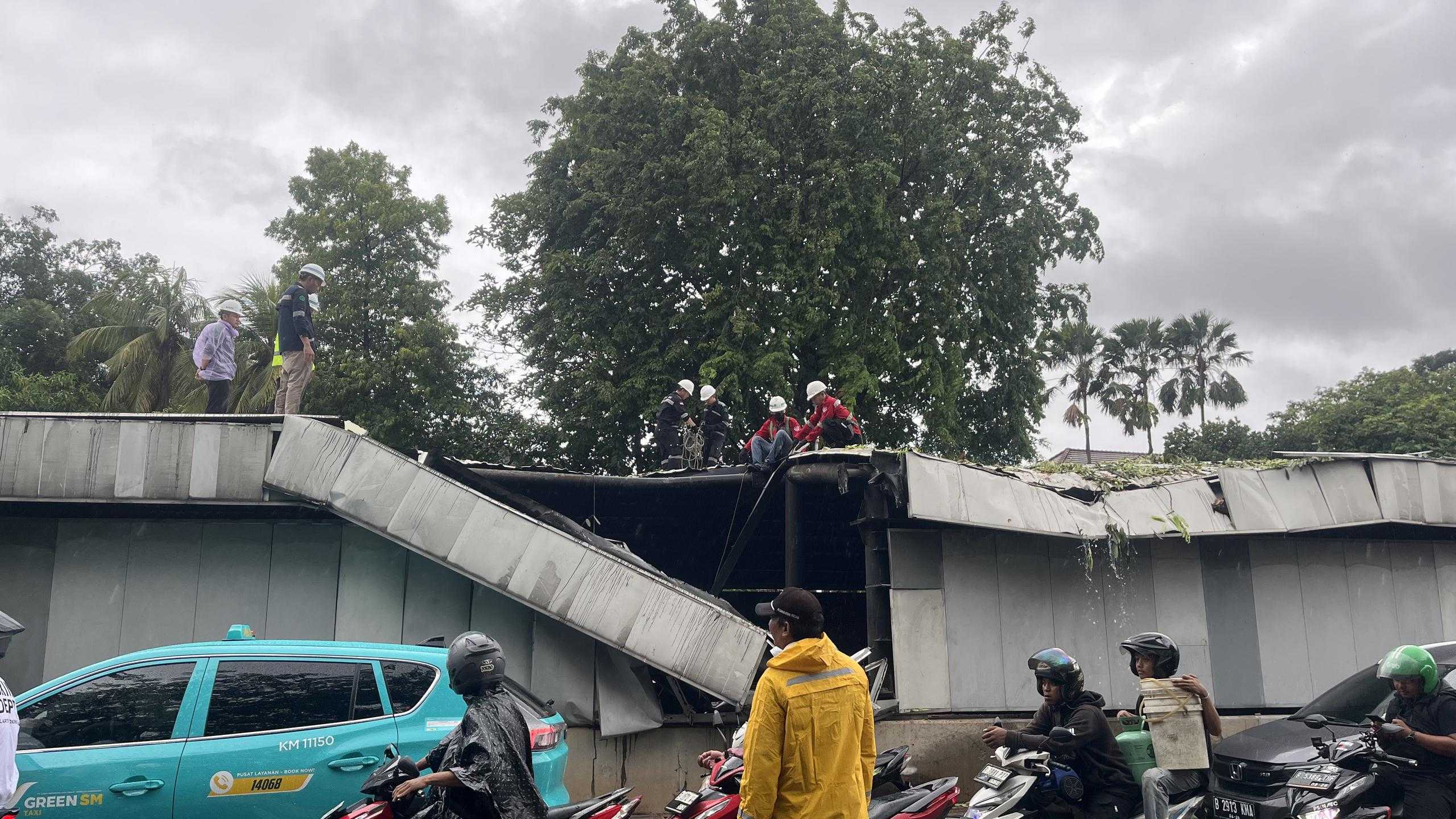 Atap MRT Jakarta Rusak Parah: 7 Fakta Penting Usai Pohon Tumbang Hentikan 8 Rangkaian Kereta
